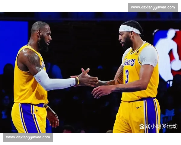 爵士对决湖人西部强强碰撞巨星较量赛季走向风云再起悬念拉满全场